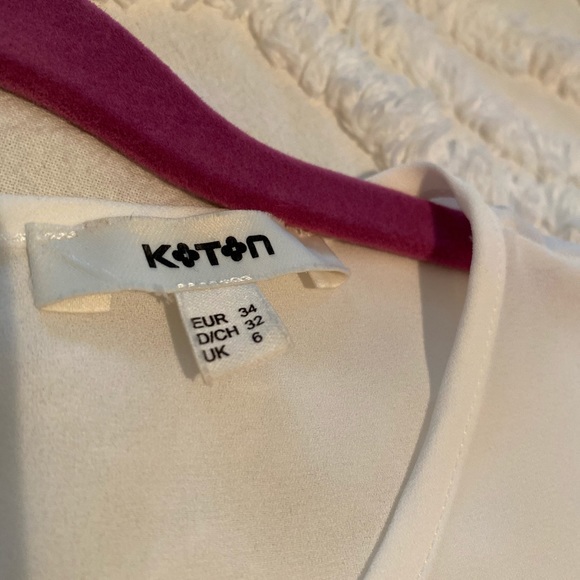 🎉SOLD LOCALLY🎉 White blouse with floral embroidery - Picture 2 of 5